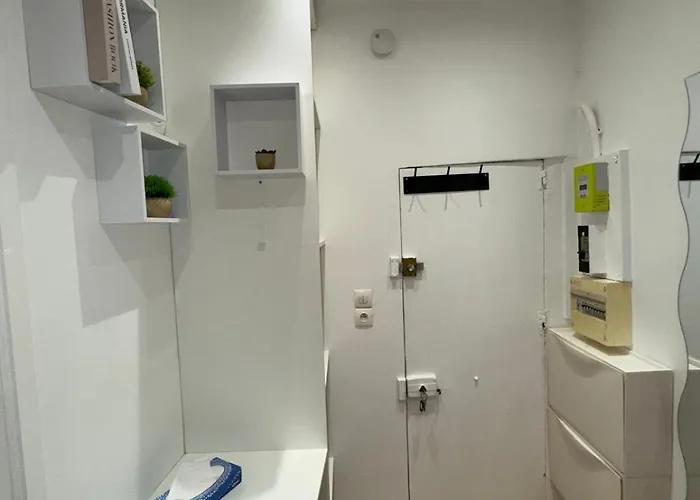 Unbeatable Location! Cozy Parisian Getaway For Two דירה *